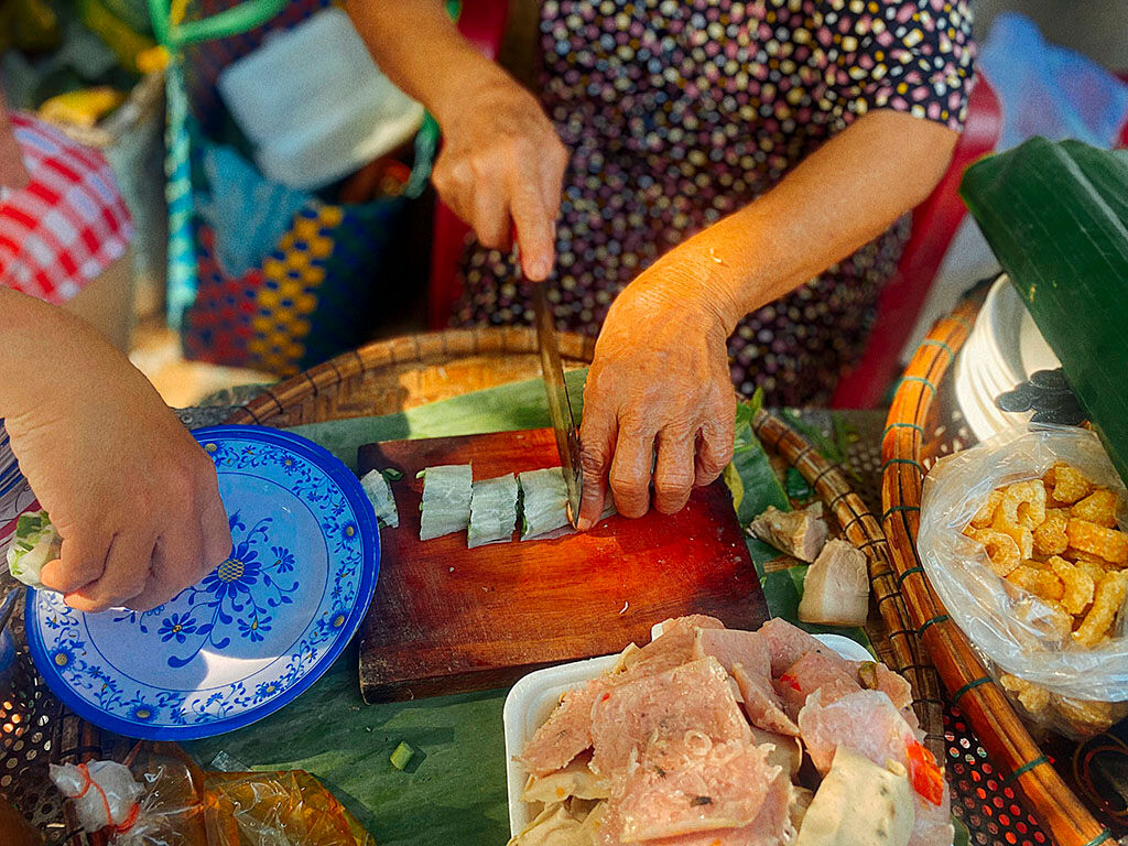Master bánh ướt thịt nướng in a hands-on cooking class